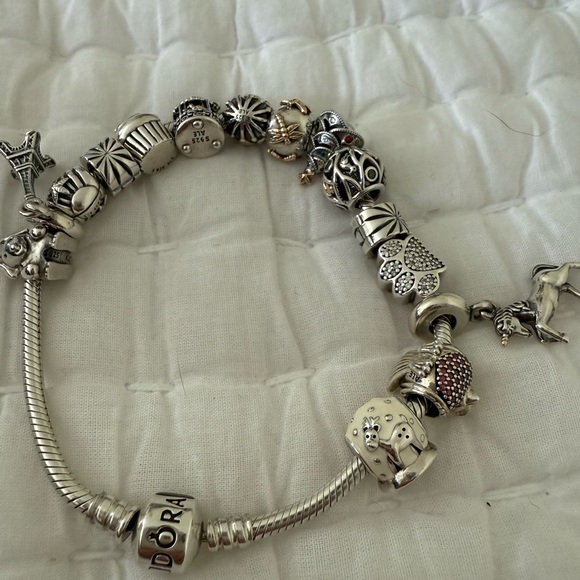 Pandora bracelet with 13 charms and 2 safety clips - Picture 6 of 8